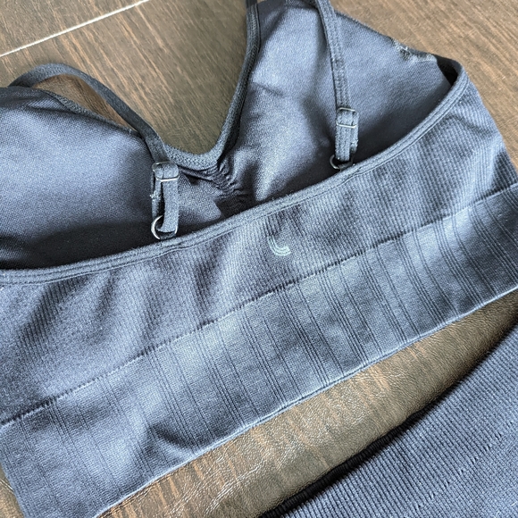 Lolë Workout Kit - Sweat Tech Rib Bra & Leggings - Picture 14 of 14